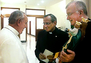 Rencontre entre le Père Chavez et le Pape François