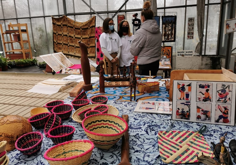 Vente de produits artisanaux par la classe de 3e du lycée Costa de Beauregard à Chambéry