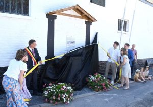 A Melles-lez-Tournai, deux plaques pour se souvenir des 80 enfants juifs cachés par les Salésiens pendant la guerre