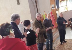 Saint Jean Bosco à Giel : François et Jean-Pierre prononcent leur promesse de salésiens coopérateurs, devant les jeunes de la maison