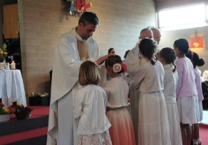 Pâques 2023 : de nombreux baptêmes célébrés dans les paroisses salésiennes (VIDEO)