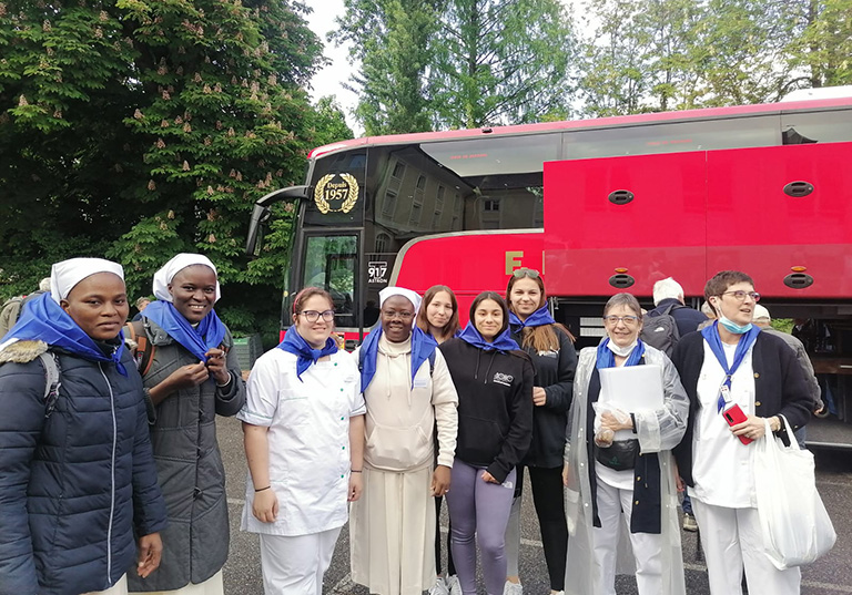 Lourdes : des jeunes du lycée Costa de Beauregard de Chambéry au service des malades et des hospitaliers