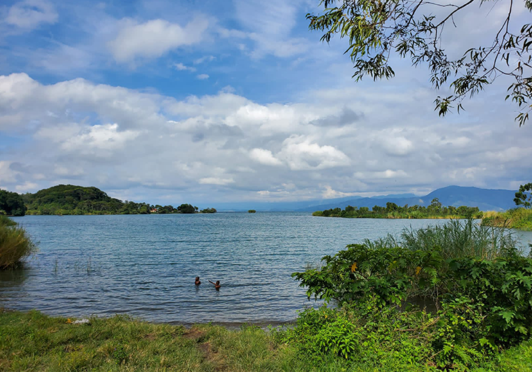 Mathieu Halbwachs, un ancien élève du lycée Costa de Beauregard (Chambéry) à la manœuvre pour sauver le lac Kivu (RD Congo)