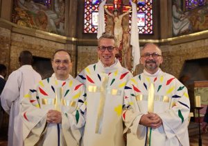 Des jeunes, trois objets, 27 ans de patience… : cinq choses à savoir sur la messe d’installation du nouveau provincial, le père Xavier Ernst