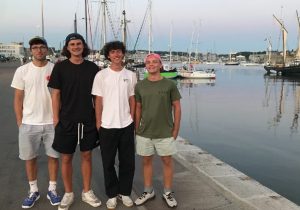 Avant la Mini Transat, Aymeric Le Renard fait découvrir son voilier « FRA1020 Don Bosco » à des jeunes d’une association salésienne