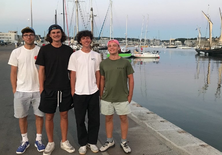 Avant la Mini Transat, Aymeric Le Renard fait découvrir son voilier « FRA1020 Don Bosco » à des jeunes d’une association salésienne