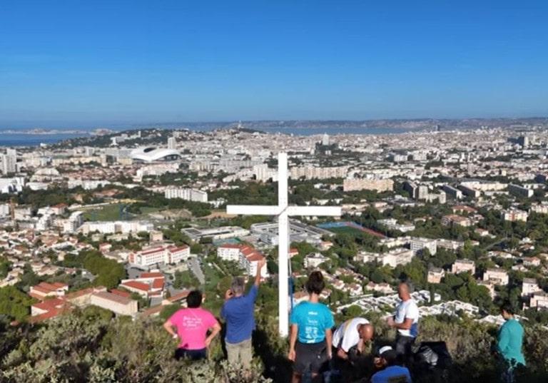 Marseille : l’incroyable histoire de la nouvelle croix, plantée sur la colline salésienne de Pastré (VIDÉO)