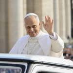 « On va pousser les tables »: galères, entraide et système D… L&rsquo;excitation monte avant la venue du Pape en France – RMC
