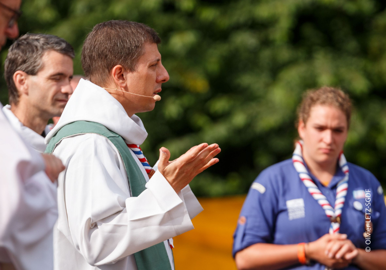 Le père Xavier de Verchère, salésien, termine son mandat d&rsquo;aumônier général des Scouts et Guides de France : « Le scoutisme peut être un véritable chemin de sainteté » 